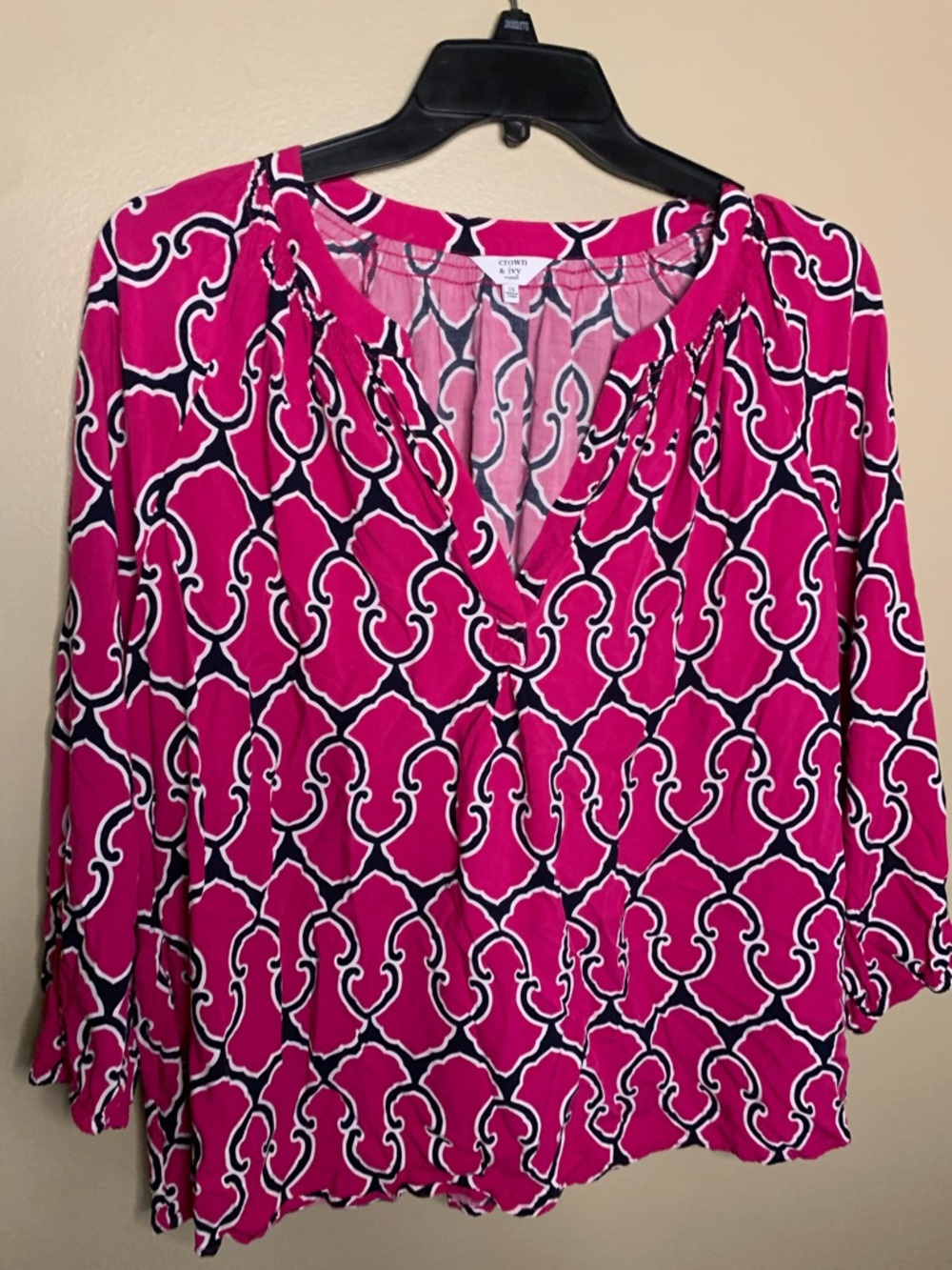 crown & ivy Fuchsia Geometric V-Neck Blouse with Navy & White Pattern